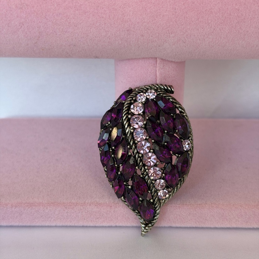 Vintage Amethyst & Pink Rhinestone Leaf Brooch – Silver-Tone Textured Setting